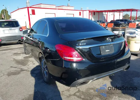 2015 Mercedes-Benz C 300 z USA, uszkodzony, nr VIN 55SWF4JBXFU056603